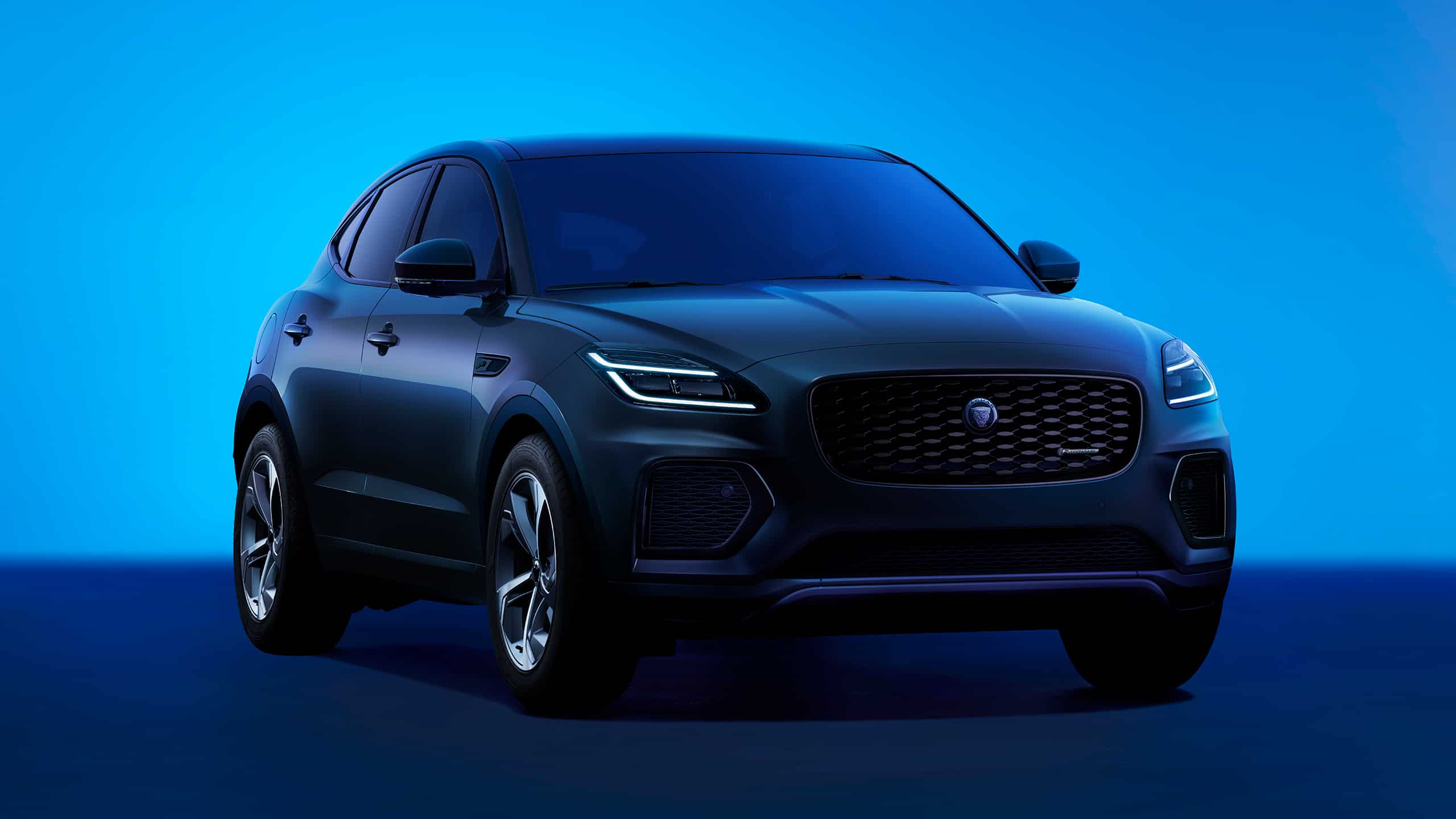 Jaguar E-Pace R-dyanamic SEmodel in shades of blue background